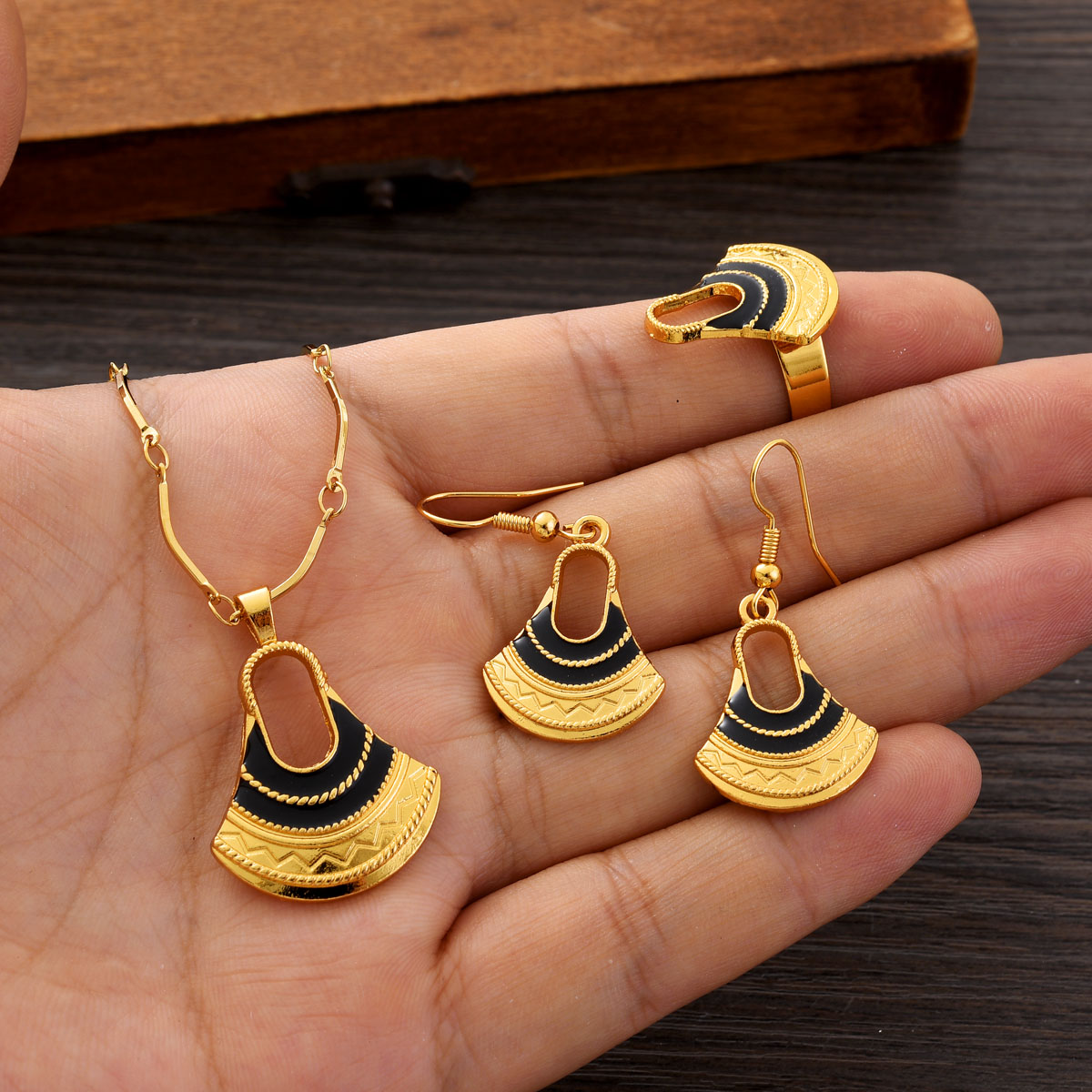Fashion PNG Gold Color Jewelry - Women Fashion Png avaliação e preço